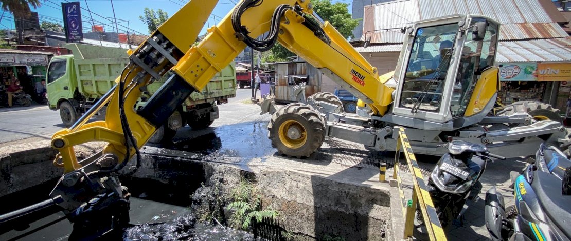 Antisipasi Genangan, Dinas PU Makassar Keruk Saluran Sekunder di Sejumlah Titik