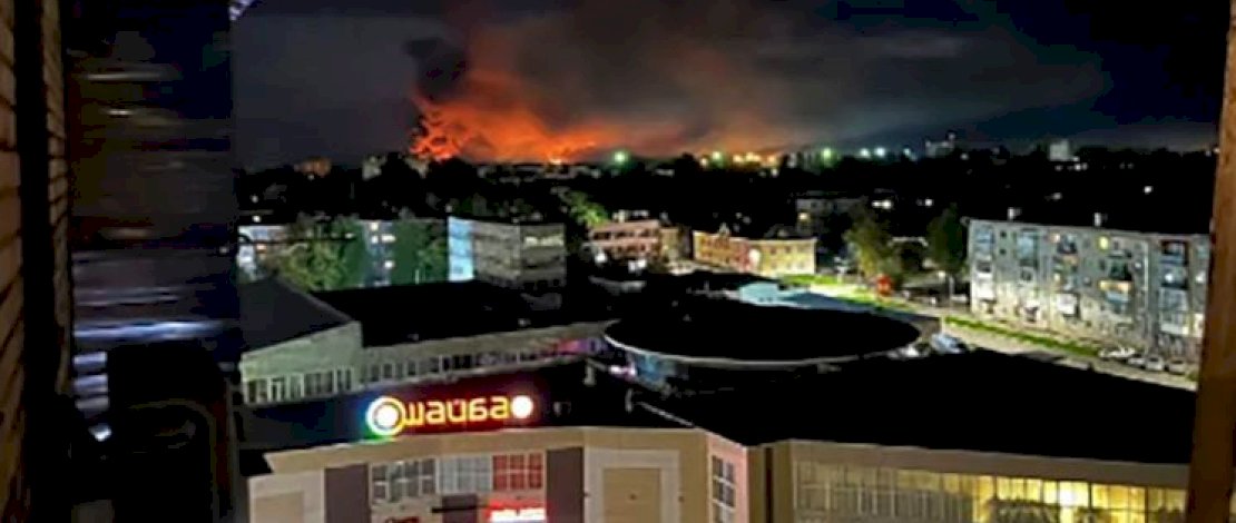 Gambar dari media sosial menunjukkan kebakaran besar dan asap mengepul di Pskov, Rusia, pada 29 Agustus 2023 menyusul serangan drone di bandara di wilayah barat Rusia [dok : Ostorozhno Novosti via AP Photo]