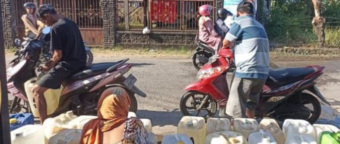 Warga Makassar membeli air dari rumah warga karena pasokan air dari PDAM yang tidak mencukupi