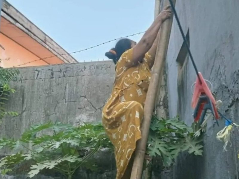 Akses Keluar Masuk Rumah Tertutup Bangunan Masjid, Keluarga di Makassar Terpaksa Panjat Tembok