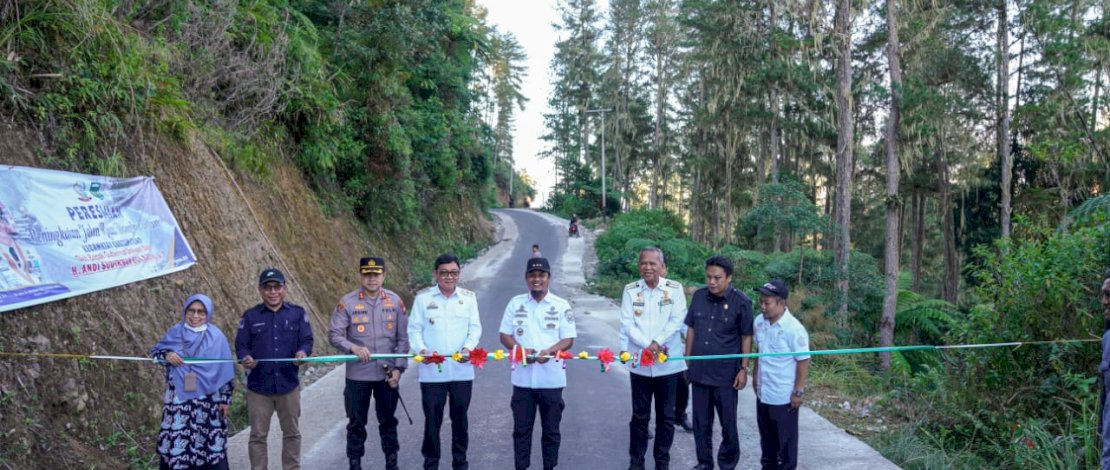 Gubernur Sulawesi Selatan, Andi Sudirman Sulaiman, meresmikan Peningkatan Jalan Ruas Bonglo - Pantilang, Kecamatan Bastem Utara, Kabupaten Luwu, Rabu, 30 Agustus 2023.