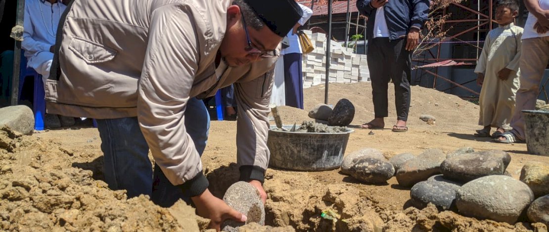 Pembangunan Rumah Korban Kebakaran Bacukiki Ditandai Peletakan Batu Pertama oleh Asy'ari Abdullah