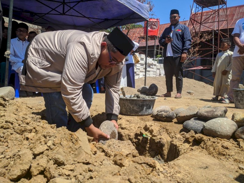 Pembangunan Rumah Korban Kebakaran Bacukiki Ditandai Peletakan Batu Pertama oleh Asy'ari Abdullah