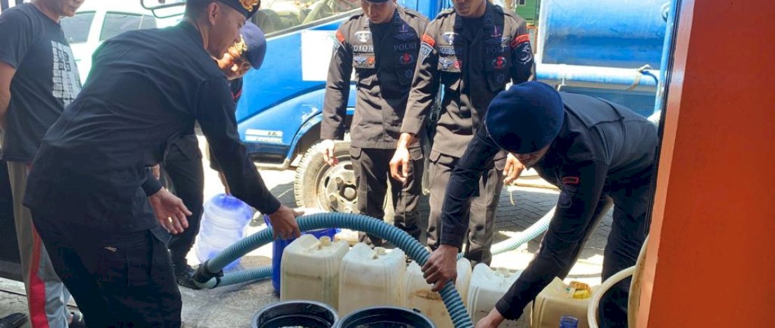 Anggota Brimob Bone melakukan penyaluran air bersih bagi warga di Bone yang terdampak kekeringan Anggota Brimob Bone melakukan penyaluran air bersih bagi warga di Bone yang terdampak kekeringan