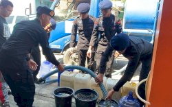 Brimob Yon C - PDAM -  Dinsos Bone Salurkan 8 Ribu Liter Air Bersih bagi Warga Terdampak Kekeringan 