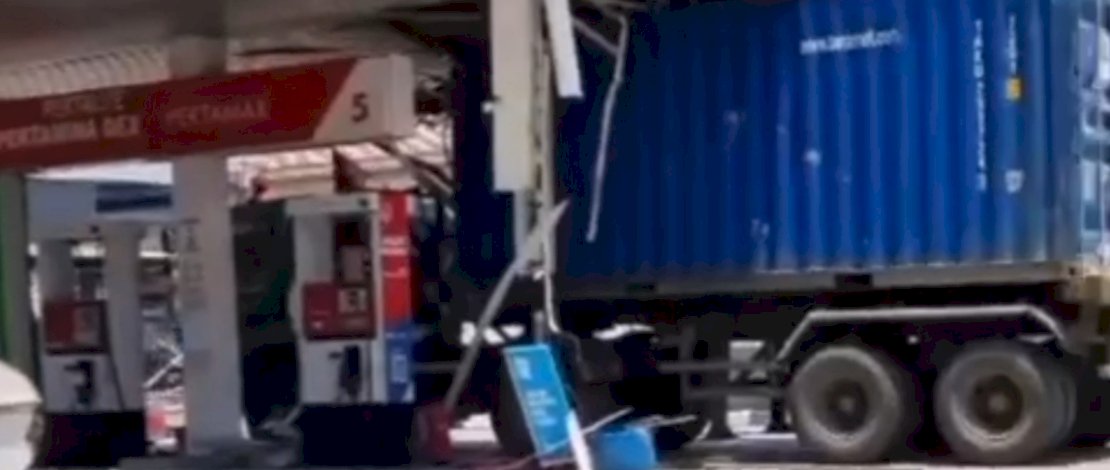 Box Truk Kontainer Seruduk Atap SPBU di Gowa