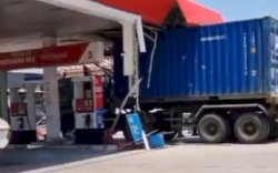 Box Truk Kontainer Seruduk Atap SPBU di Gowa