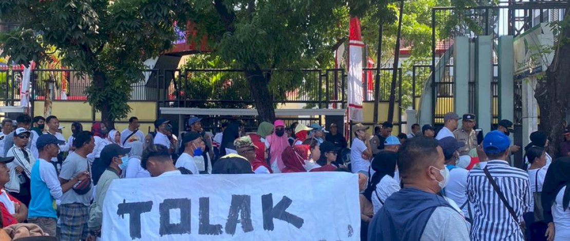 Warga Pulau Lae-lae melakukan aksi tolak reklamasi di depan kantor DPRD Sulsel, Senin, 4 September 2023.