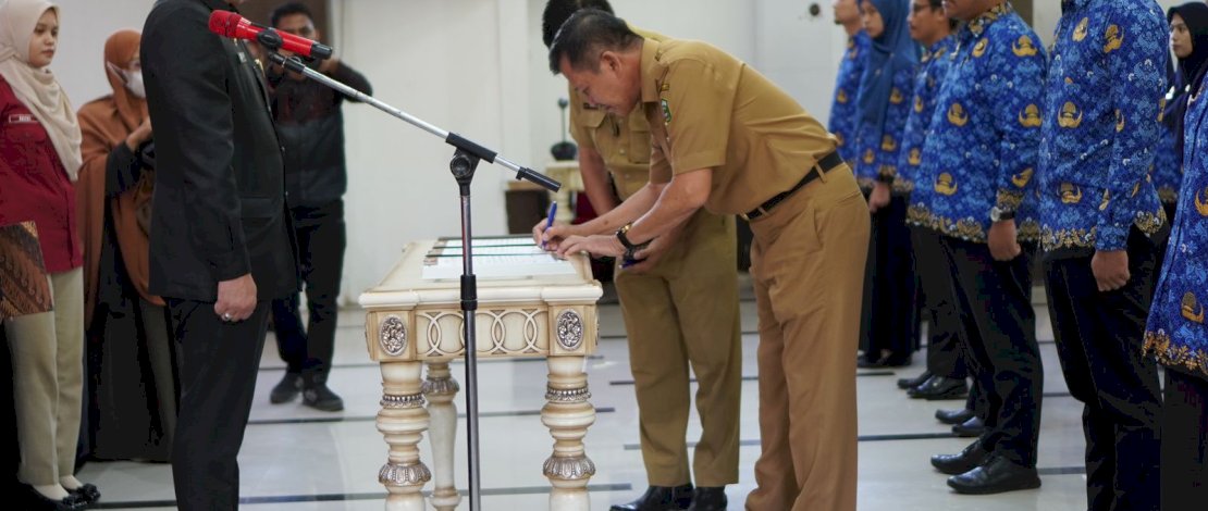 Sebanyak 20 PNS Formasi Tahun 2021 menerima Surat Keputusan (SK) serta diambil Sumpah/Janji oleh Sekretaris Daerah Muh Hasbi, S.STP. MAP, di Baruga I Mannindori Lt. 1 Kantor Bupati Takalar, Selasa, 5 September 2023. 