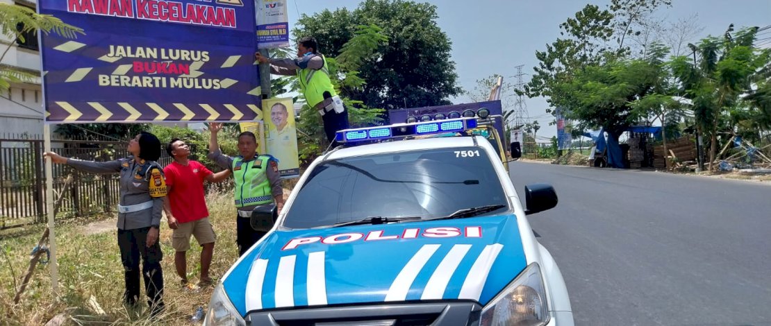 Pemasangan baliho atau spanduk sosialisasi imbauan taat berlalulintas dibeberapa titik jalan dalam rangka Operasi zebra Pallawa tahun 2023 di wilayah hukum Polres Gowa. Pemasangan baliho atau spanduk sosialisasi imbauan taat berlalulintas dibeberapa titik jalan dalam rangka Operasi zebra Pallawa tahun 2023 di wilayah hukum Polres Gowa.