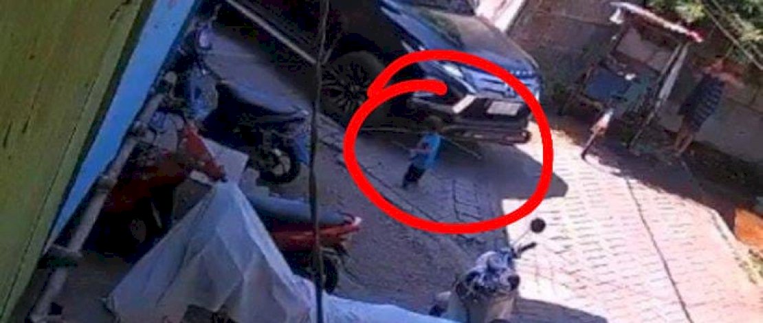 Tangkapan layar rekaman CCTV detik-detik bayi 1,5 tahun  sebelum terlindas mobil Pajero 