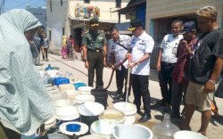 Dilanda Kekeringan, Camat Tallo Salurkan Air Bersih di Kelurahan Kaluku Bodoa