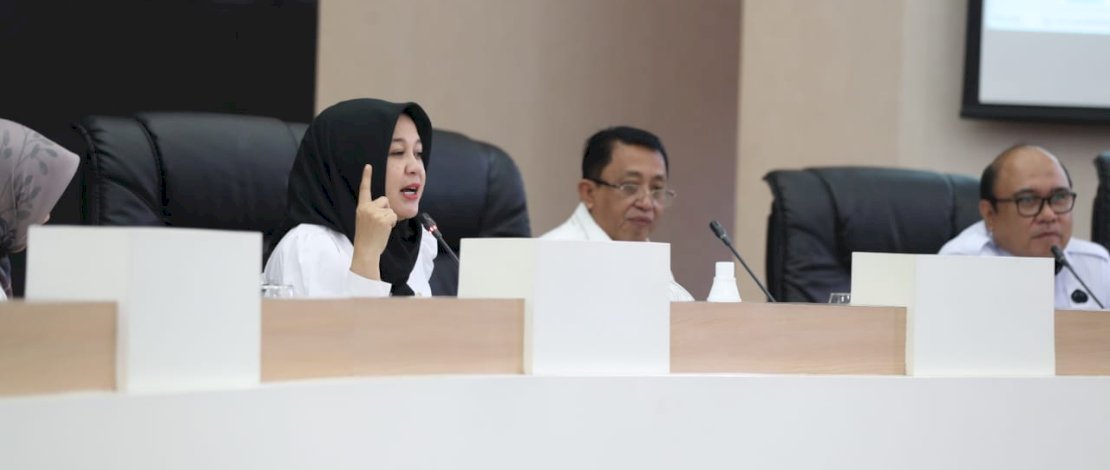 Wakil Wali Kota Makassar, Fatmawati Rusdi, memimpin rapat koordinasi terkait kondisi kedaruratan kekeringan yang melanda Kota Makassar. Wakil Wali Kota Makassar, Fatmawati Rusdi, memimpin rapat koordinasi terkait kondisi kedaruratan kekeringan yang melanda Kota Makassar.