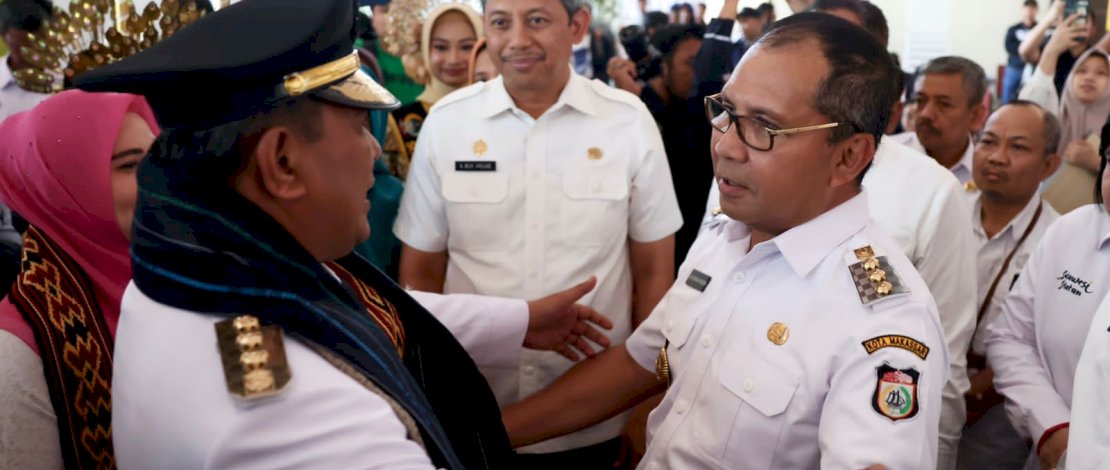 Di Bandara Internasional Sultan Hasanuddin, Danny Pomanto dan Pj Gubernur Sulsel Bahtiar saling rangkul dan berbincang santai. Di Bandara Internasional Sultan Hasanuddin, Danny Pomanto dan Pj Gubernur Sulsel Bahtiar saling rangkul dan berbincang santai.