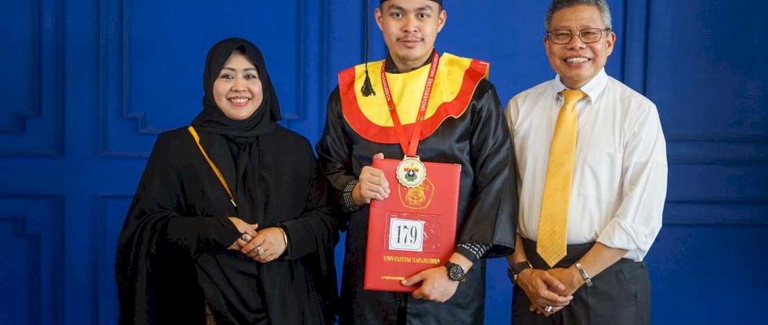 Taufan Pawe Dampingi Putra Bungsunya Wisuda Sarjana Hukum Unhas Taufan Pawe Dampingi Putra Bungsunya Wisuda Sarjana Hukum Unhas