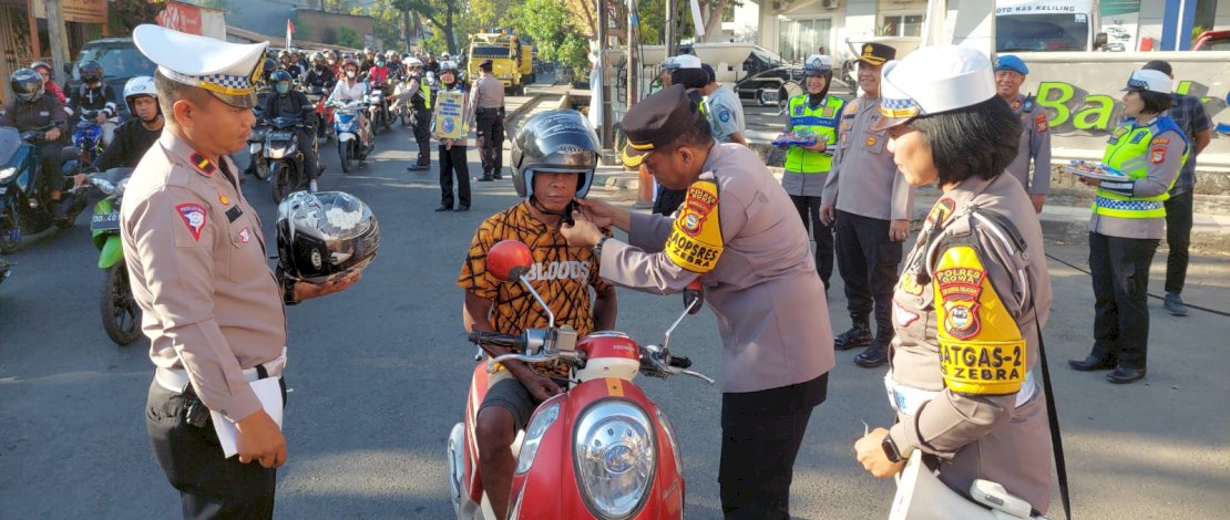 Operasi Zebra Polres Gowa, Pengendara Diberi Helm Gratis, Bunga dan Coklat Operasi Zebra Polres Gowa, Pengendara Diberi Helm Gratis, Bunga dan Coklat