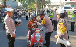 Operasi Zebra Polres Gowa, Pengendara Diberi Helm Gratis, Bunga dan Coklat