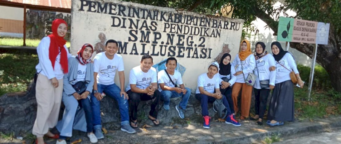 Sejumlah alumni angkatan 2000 SMPN 2 Mallusetasi Kabupaten Barru berfoto di depan sekolah mereka. 