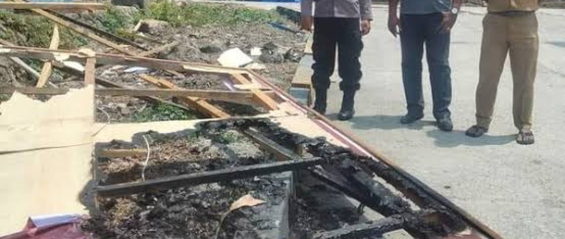 Baliho Ganjar Pranowo dibakar.