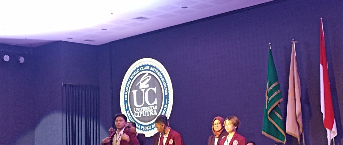 Pemasangan Almamater secara simbolis kepada 3 mahasiswa baru universitas Ciputra Makassar