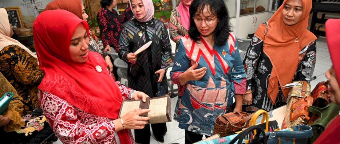 Penjabat (Pj) Ketua TP PKK Provinsi Sulawesi Selatan (Sulsel), Sofha Marwah Bahtiar, melakukan Silaturahmi dengan Pengurus Dekranasda di Gedung Kantor Dekranasda, Jalan Jenderal Sudirman, Kamis, 7 September 2023. Penjabat (Pj) Ketua TP PKK Provinsi Sulawesi Selatan (Sulsel), Sofha Marwah Bahtiar, melakukan Silaturahmi dengan Pengurus Dekranasda di Gedung Kantor Dekranasda, Jalan Jenderal Sudirman, Kamis, 7 September 2023.