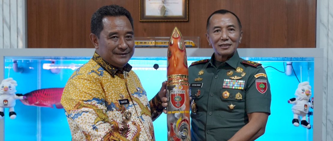 Penjabat Gubernur, Bahtiar Baharuddin, bersama Pangdam XIV Hasanuddin, Mayjen. TNI Totok Imam Santoso di Kodam XIV Hasanuddin, Jalan Urip Sumoharjo Penjabat Gubernur, Bahtiar Baharuddin, bersama Pangdam XIV Hasanuddin, Mayjen. TNI Totok Imam Santoso di Kodam XIV Hasanuddin, Jalan Urip Sumoharjo