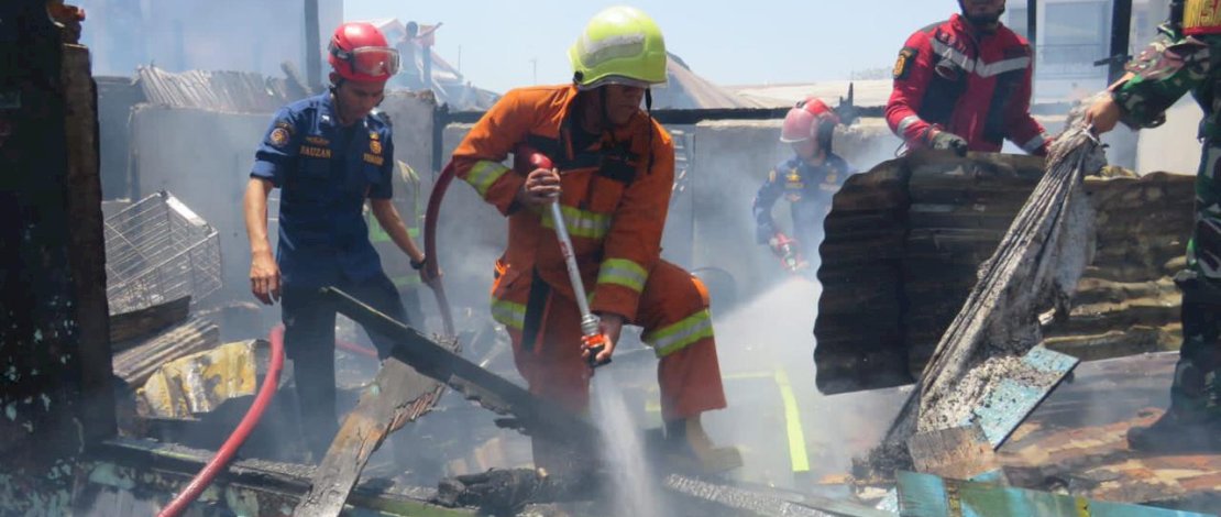 Sebuah gudang ikan milik CV Tallasa Marine dan enam unit rumah warga di Jalan Barukang Utara, Makassar, Sulawesi Selatan (Sulsel) terbakar, Jumat 8 September 2023. Sebuah gudang ikan milik CV Tallasa Marine dan enam unit rumah warga di Jalan Barukang Utara, Makassar, Sulawesi Selatan (Sulsel) terbakar, Jumat 8 September 2023.