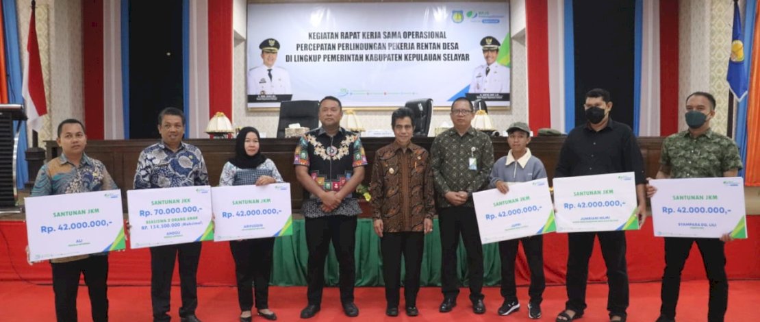 Penyerahan santunan Jaminan Kematian (JKM) dan santunan Jaminan Kecelakaan Kerja (JKK) kepada sejumlah ahli waris peserta BPJSTK yang diserahkan oleh Wakil Bupati Kepulauan Selayar.
Penyerahan santunan Jaminan Kematian (JKM) dan santunan Jaminan Kecelakaan Kerja (JKK) kepada sejumlah ahli waris peserta BPJSTK yang diserahkan oleh Wakil Bupati Kepulauan Selayar.
