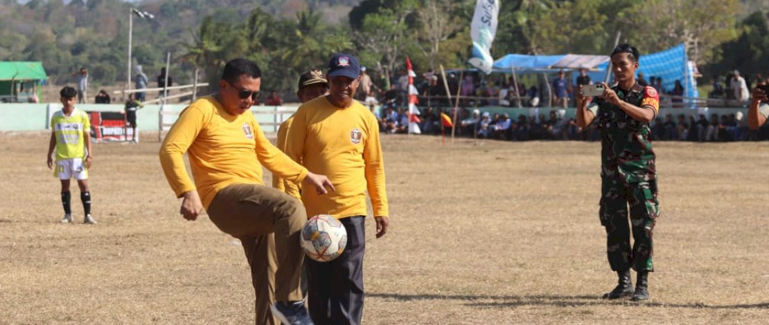 Tendangan pertama Bupati Kepulauan Selayar Muh Basli Ali menandai pembukaan Turnamen Sepak Bola Bupati Cup V 2023, di Kecamatan Pasimasunggu Timur, Jumat, 8 September 2023.