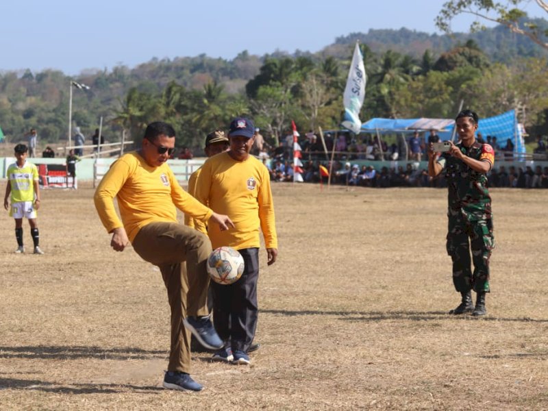 Tendangan Pertama Bupati Basli Ali, Buka Turnamen Sepak Bola Bupati Cup V 2023 di Pulau Jampea