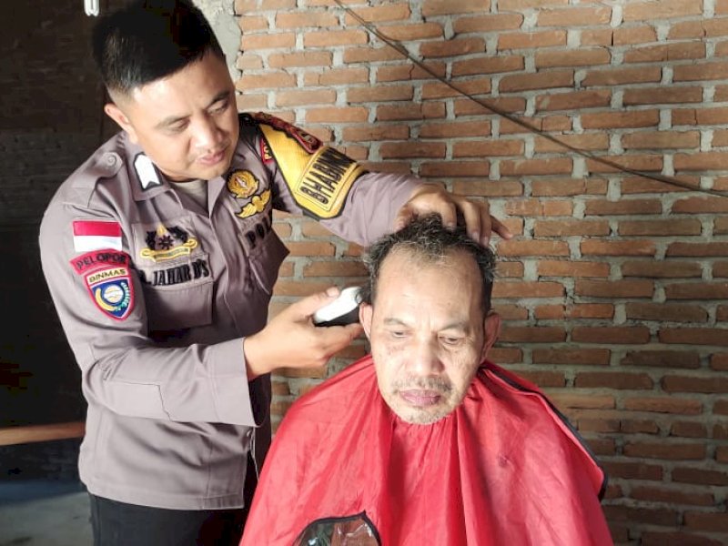 Kisah Bripka Aswin Jahar, Bhabinkamtibmas Polsek Bajeng Sisihkan Gaji Demi Bantu Kaum Dhuafa