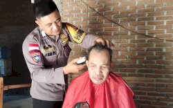 Kisah Bripka Aswin Jahar, Bhabinkamtibmas Polsek Bajeng Sisihkan Gaji Demi Bantu Kaum Dhuafa