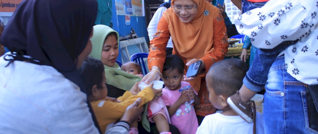 Ketua TP PKK Takalar, Sri Astuti Thamrin Setiawan S. Si, M. Stat, Ph.D, mengunjungi Rumah Gizi di Desa Tamasaju, Kecamatan Galesong Utara, Jum'at, 8 September 2023. 