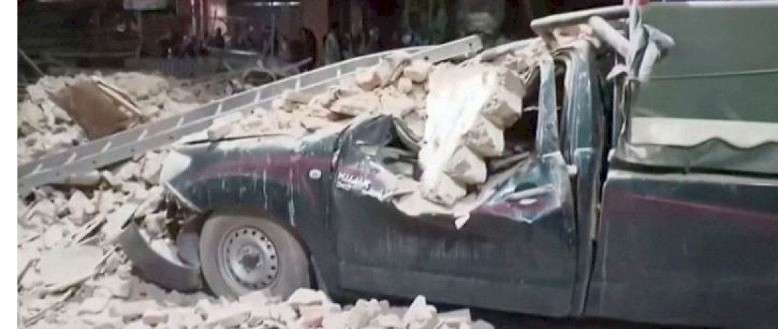 Sebuah mobil hancur akibat tertimpa reruntuhan bangunan saat gempa dahsyat di Maroko