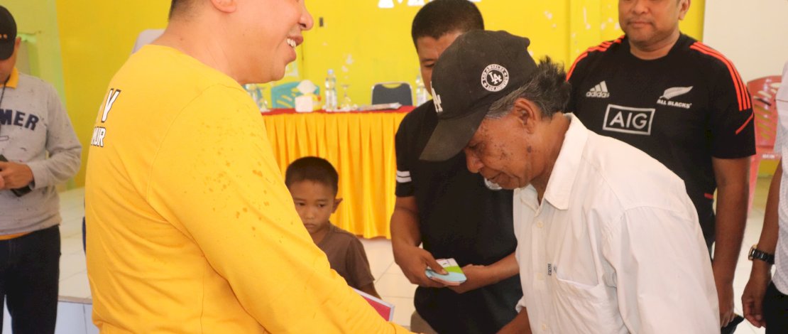Bupati Kepulauan Selayar Muh Basli Ali saat menyerahkan Bantuan Sosial untuk Lanjut Usia, Penyandang Disabilitas dan Anak Yatim Piatu, di Desa Bontobulaeng, Kecamatan Pasimasunggu Timur.