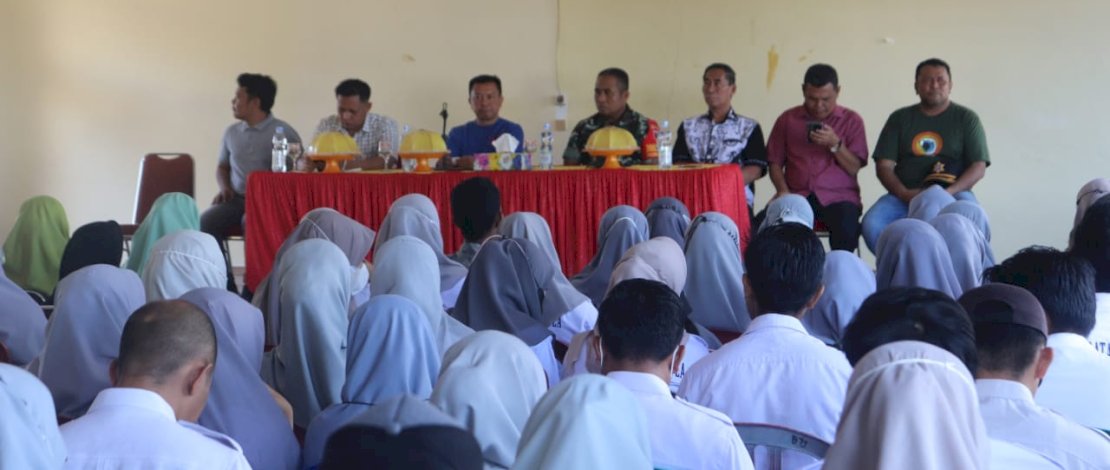 Bupati Kepulauan Selayar, Muh Basli Ali, di hadapan ratusan Tenaga Medis dan Tenaga Pendidik dalam giat Brefing Peningkatan Pelayanan Sekaitan Kebutuhan Dasar Masyarakat, di Aula Kantor Camat Pasimasunggu Timur, Sabtu, 9 September 2023.
