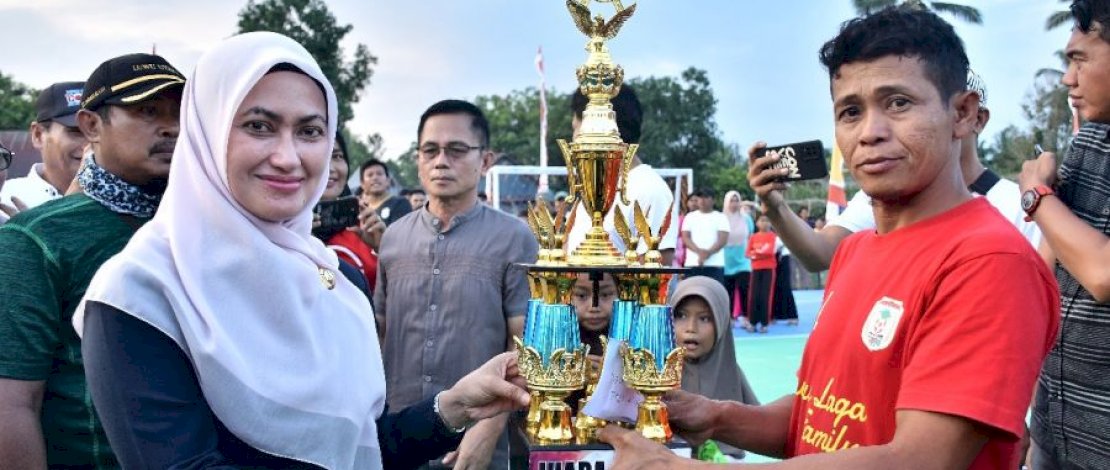 Bupati Luwu Utara, Indah Putri Indriani hadir langsung menutup turnamen ini sekaligus menyerahkan piala kepada para pemenang.
