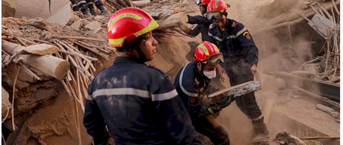 Proses pencarian korban gempa di Maroko