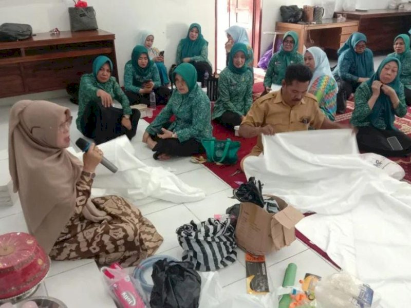 PKK Kabupaten Gowa Dibekali Keahlian Membatik