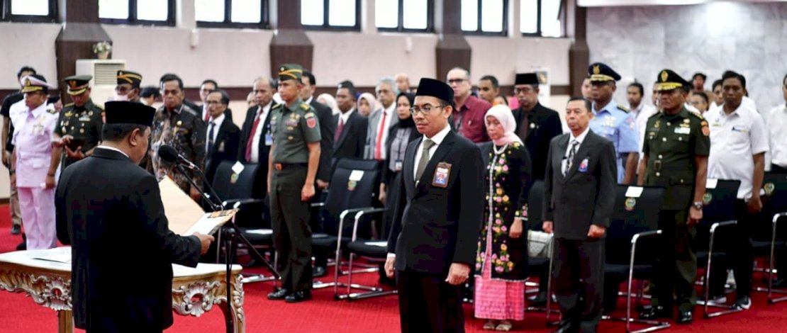 Penjabat Gubernur Sulsel, Bahtiar Baharuddin, mengukuhkan Muhammad Risbiantoro sebagai Kepala Perwakilan BPKP Sulsel, di Ruang Pola Kantor Gubernur, Senin, 11 September 2023.