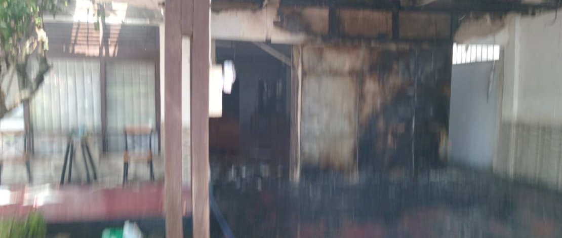 Rumah dinas milik Direktur Lalu Lintas Polda Sulsel, Kombes I Made Agus Prasatya di Jalan Sultan Alauddin, Makassar terbakar. Rumah dinas milik Direktur Lalu Lintas Polda Sulsel, Kombes I Made Agus Prasatya di Jalan Sultan Alauddin, Makassar terbakar.