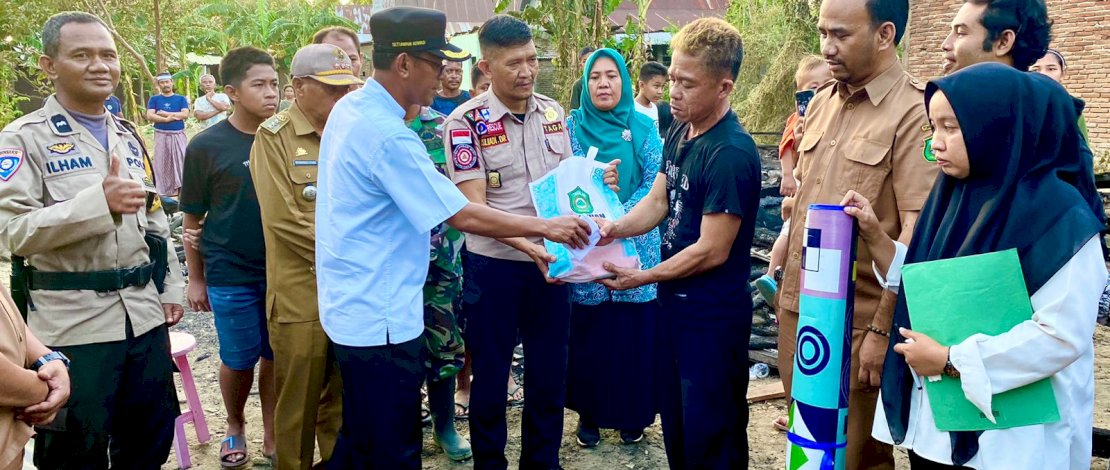 Pj. Bupati Takalar Dr. Setiawan Aswad, M. Dev. Plg didampingi Tagana dari Dinas Sosial mengunjungi korban kebakaran dan menyerahkan beberapa bantuan. Pj. Bupati Takalar Dr. Setiawan Aswad, M. Dev. Plg didampingi Tagana dari Dinas Sosial mengunjungi korban kebakaran dan menyerahkan beberapa bantuan.