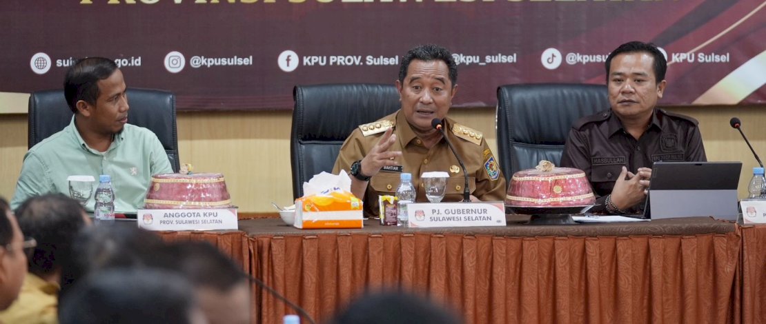 Penjabat Gubernur Sulsel Bahtiar Baharuddin mengunjungi Kantor Komisi Pemilihan Umum (KPU) Sulsel, di Jalan AP Pettarani, Selasa, 12 September 2023. 