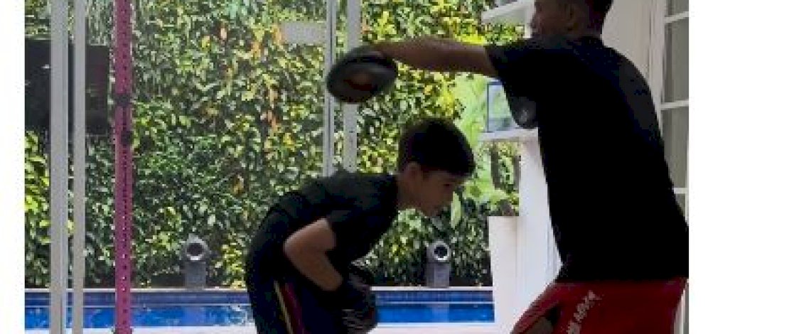 Rafathar Malik Ahmad, putra dari selebriti terkenal Raffi Ahmad, latihan tinju bersama ,Suwardi yang memiliki reputasi yang kuat dalam dunia tinju dan pertarungan campuran MMA (Mixed Martial Arts).