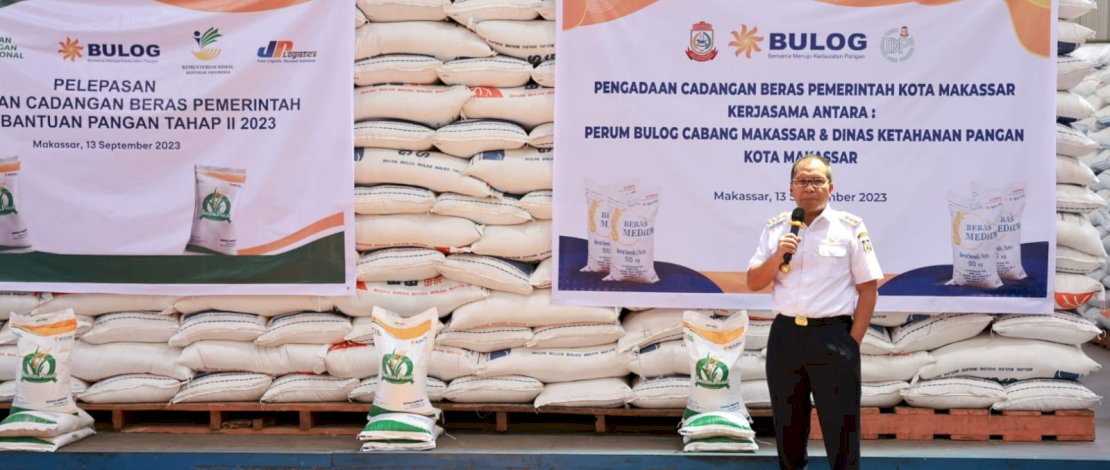 Wali Kota Makassar, Ramdhan Pomanto saat menghadiri Pengadaan Cadangan Beras Pemerintah Kota Makassar Kerja Sama Antara: Perum Bulog Cabang Makassar dan Dinas Ketahanan Pangan Kota Makassar, di Gudang Bulog Makassar, Rabu, (3 September 2023.