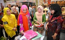 Sofha Marwah Tampil Anggun Padukan Baju Bodo dan Sarung Lagosi di Pameran Kriyanusa