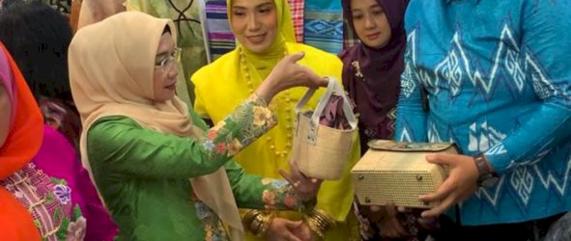 Tas anyaman dari Kabupaten Takalar berhasil menarik perhatian istri Wakil Presiden RI, Hj Wury Ma'ruf Amin, dalam Pameran Kerajinan Nusantara bertajuk Kriyanusa, yang digelar di Jakarta Convention Centre, Selasa, 12 September 2023. 