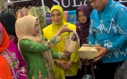 Terpikat, Istri Wakil Presiden RI Beli Tas Anyaman Serat Lontar dari Takalar 