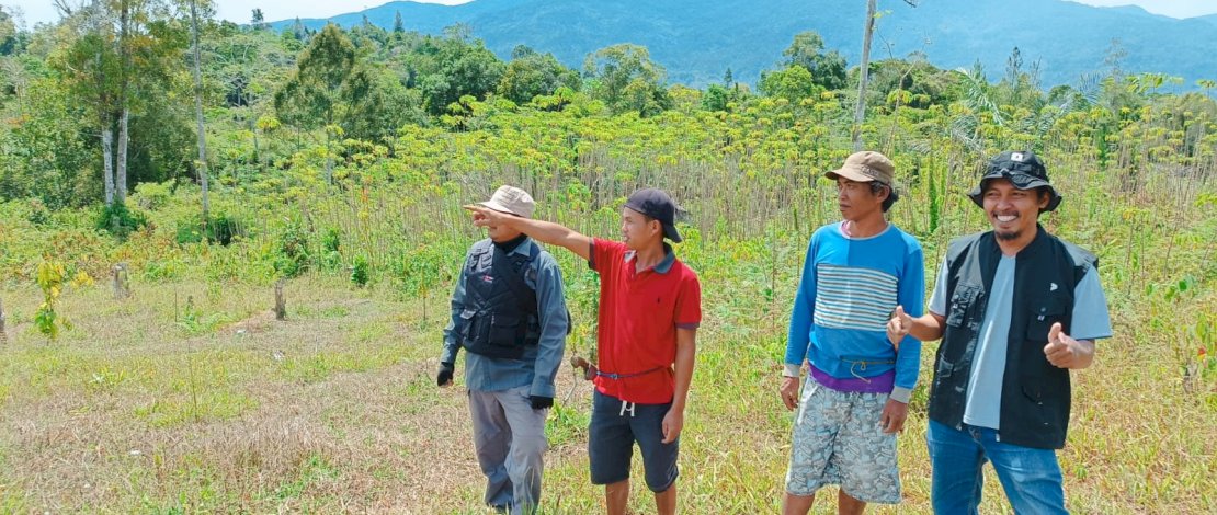 Pertemuan dengan warga Desa Mesakada, Kecamatan Tanduk Kalua, Mamasa, terkait masalah kehutanan dan mendorong perhutanan sosial sebagai solusi konflik kehutanan.