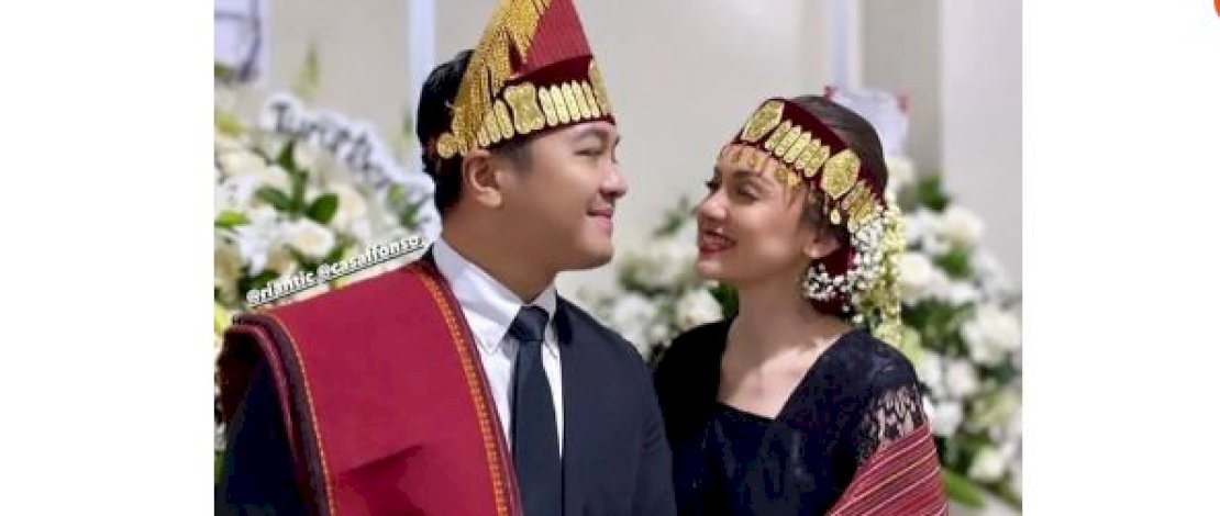 Bikin Sedih Ternyata Ini Alasan Rianti Cartwright Nikah Lagi Pakai Baju Adat Batak